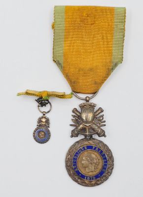 une image représentant une médaille entourée d'un ruban et une médaille sur laquelle est posée une autre médaille
