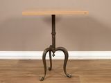 une petite table avec un plateau en bois sur un plancher en bois