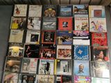 un mur recouvert de divers CD posés par terre