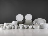 beaucoup de vaisselle et de tasses blanches sur la table