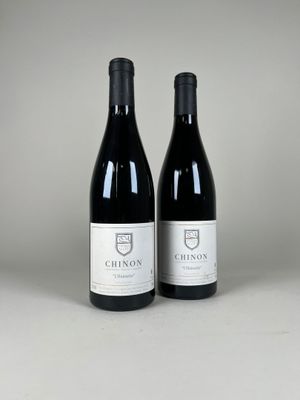 deux bouteilles de vin rouge posées l'une à côté de l'autre sur une table