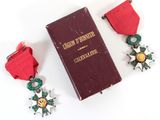 une image représentant un livre sur lequel est posée une médaille