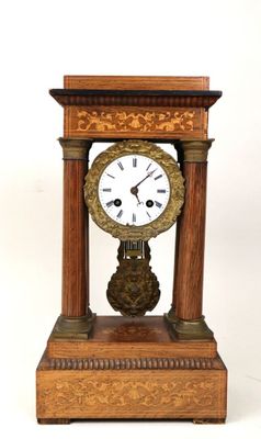une horloge en bois posée sur une table