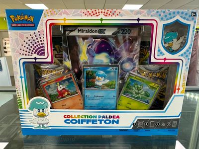 vitrine de cartes Pokémon dans un magasin, exposées à la vente sur une table