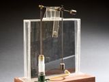 une photo d'une maquette en verre et en bois représentant une machine