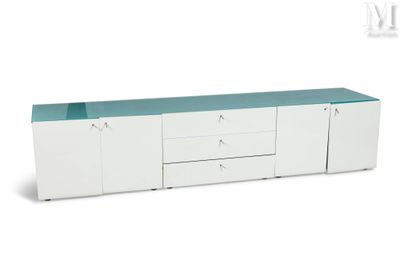 un gros plan sur une armoire blanche avec des tiroirs et des tiroirs