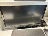 une photo d'un téléviseur à écran plat posé sur un bureau