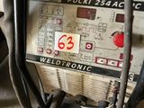une machine Weldtronic posée à même le sol
