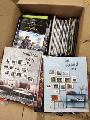 deux livres dans une boîte, posés par terre