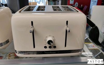 deux grille-pain posés sur une table en verre