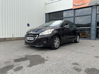 la voiture noire est garée devant un bâtiment