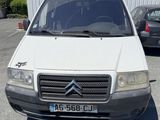 une camionnette blanche garée dans un parking