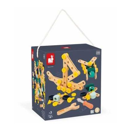 Le jeu de construction en bois se trouve dans la boîte posée sur le fond blanc.