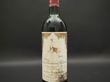 gros plan d'une bouteille de vin sur une table