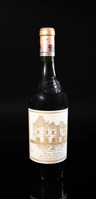 Une bouteille de Château Haut-Brion, 2000, Pessac-Léognan, P…