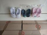 quatre paires de chaussures accrochées au mur