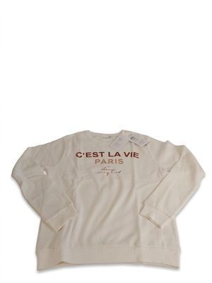 Le t-shirt à manches longues est blanc, avec une inscription en rouge.