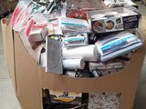une boîte en carton remplie d'articles assortis dans un entrepôt