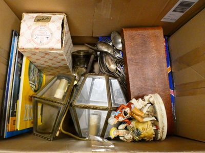 une boîte en carton remplie d'objets hétéroclites