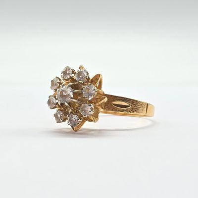 une image représentant une bague en or sertie d'un bouquet de diamants