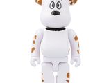 un ours blanc avec des taches marron sur le corps