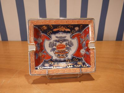 une assiette ornée d'un dragon, posée sur une table