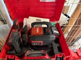 une boîte à outils rouge avec des outils sur le sol