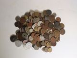 une pile de pièces de monnaie posée sur une surface blanche