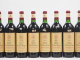 six bouteilles de vin alignées sur une surface blanche