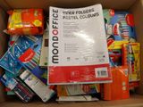 une boîte en carton remplie de différents types d'aliments