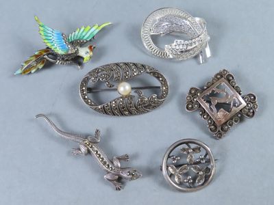 beaucoup de broches, posées sur une table