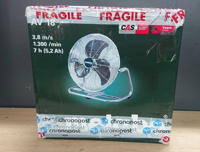 une boîte contenant un ventilateur, posée sur une table