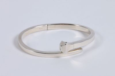 Bracelet clou ouvrant en argent 925 ‰ de forme ovale. - Photo 1