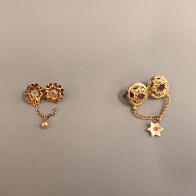 Deux broches en or jaune formées de deux boucles d'oreilles … - Photo 1