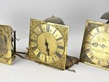 trois horloges posées les unes à côté des autres sur une table
