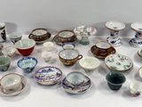 de nombreux types différents de bols et de soucoupes sur la table