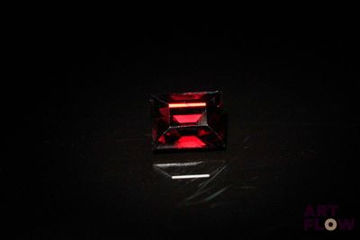 une tourmaline rouge qui brille dans le noir