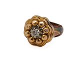 une image d'une bague en or avec un diamant au centre