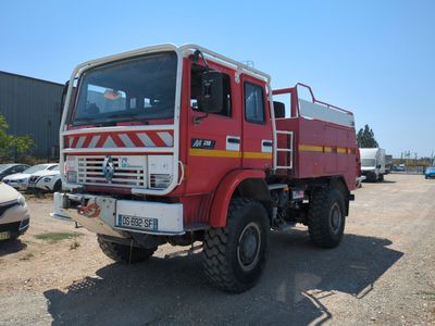 un camion de pompiers rouge garé sur un parking