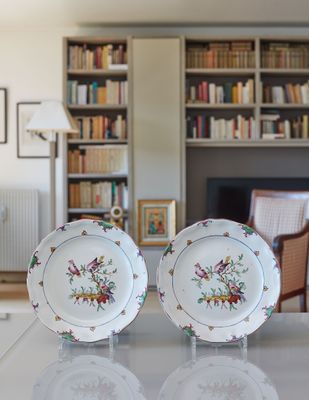 deux assiettes posées sur une table devant une bibliothèque