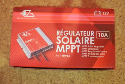 La boîte est ouverte et prête à être utilisée pour un chargeur solaire.