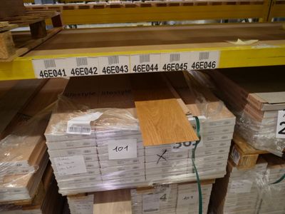 beaucoup de caisses en bois dans un entrepôt