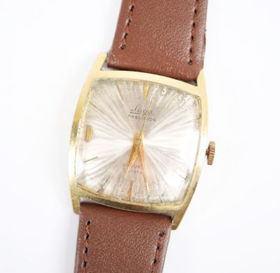 une montre montée sur un bracelet en cuir marron