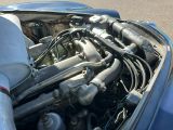 un gros plan sur le moteur d'une voiture de sport bleue