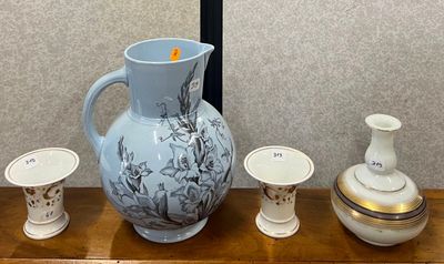 trois vases posés côte à côte sur une étagère