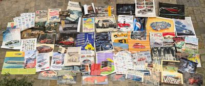 de nombreux types d'affiches disposées par terre