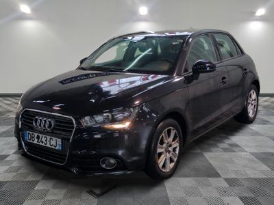 une image d'une voiture audi noire dans une salle d'exposition