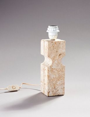 une lampe posée sur un bloc de pierre