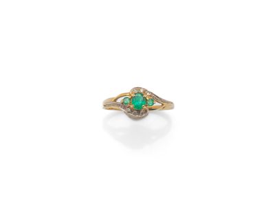 une bague en émeraude et diamant