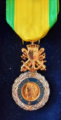 l'image d'une médaille entourée d'un ruban, sur un fond bleu